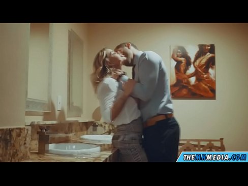 ❤️ Ko'krakli sarg'ish sizni jamoat hojatxonasida yo'ldan ozdirganda ️ Super porno uz.robosexshop.ru ﹏